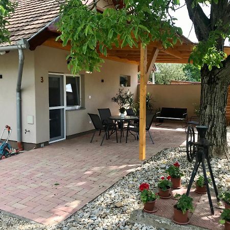 Lena Vendeghaz Hotel Balatonbereny Exterior photo