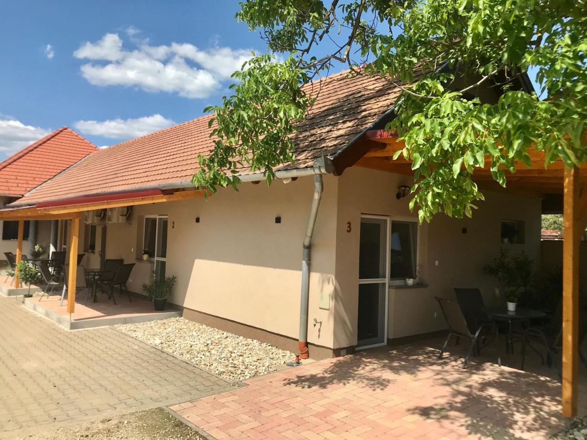 Lena Vendeghaz Hotel Balatonbereny Exterior photo