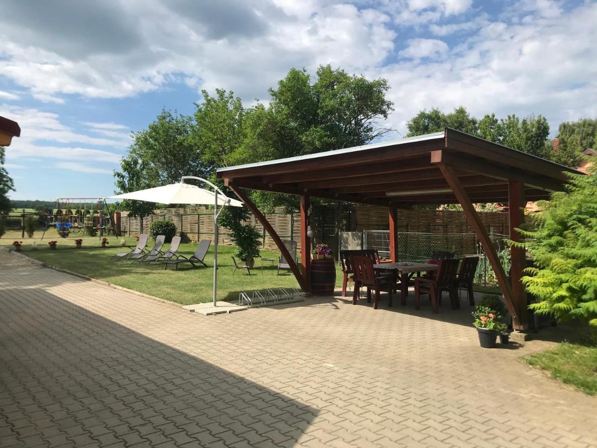 Lena Vendeghaz Hotel Balatonbereny Exterior photo