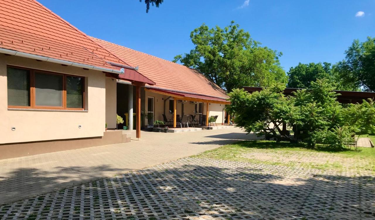 Lena Vendeghaz Hotel Balatonbereny Exterior photo