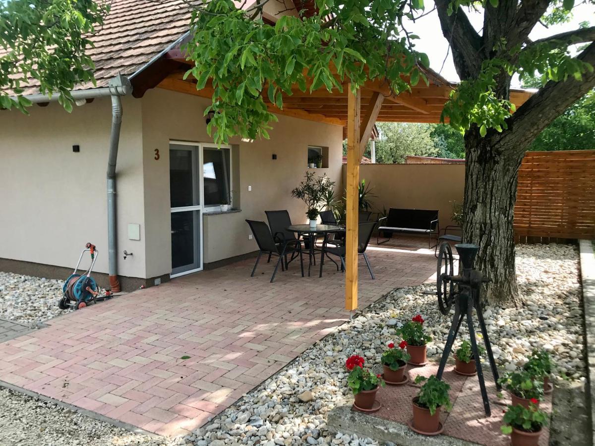 Lena Vendeghaz Hotel Balatonbereny Exterior photo